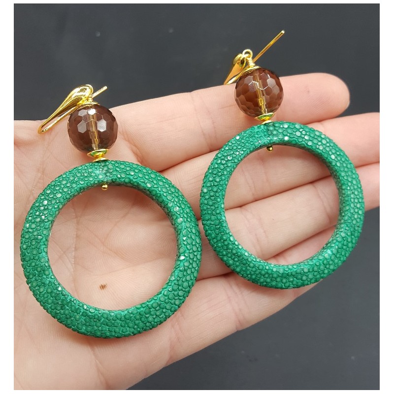 Oorbellen met open ring van groen Roggenleer en Smokey Topaas