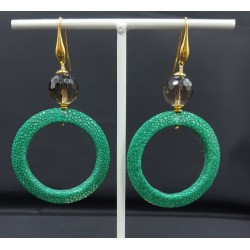 Oorbellen met open ring van groen Roggenleer en Smokey Topaas