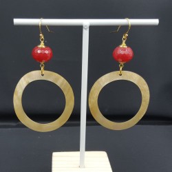Oorbellen met ring van schelp en rode Jade