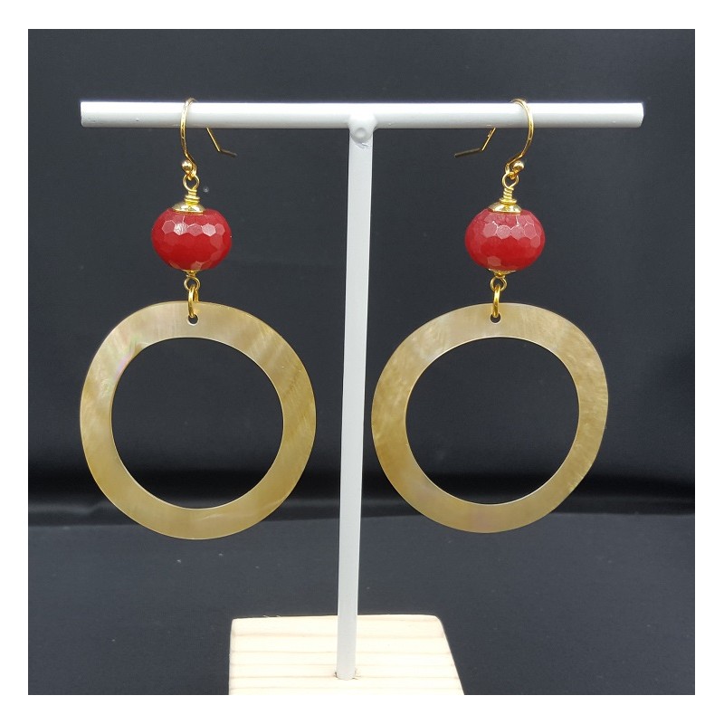 Oorbellen met ring van schelp en rode Jade