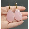 Vergulde oorbelle met grote roze Chalcedoon briolet