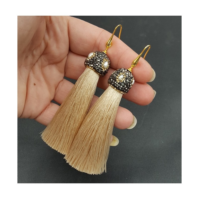 Vergulde beige tassel oorbellen met kristallen en parel