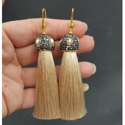 Vergulde beige tassel oorbellen met kristallen en parel