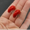 Brede zilverkleurige creolen rood