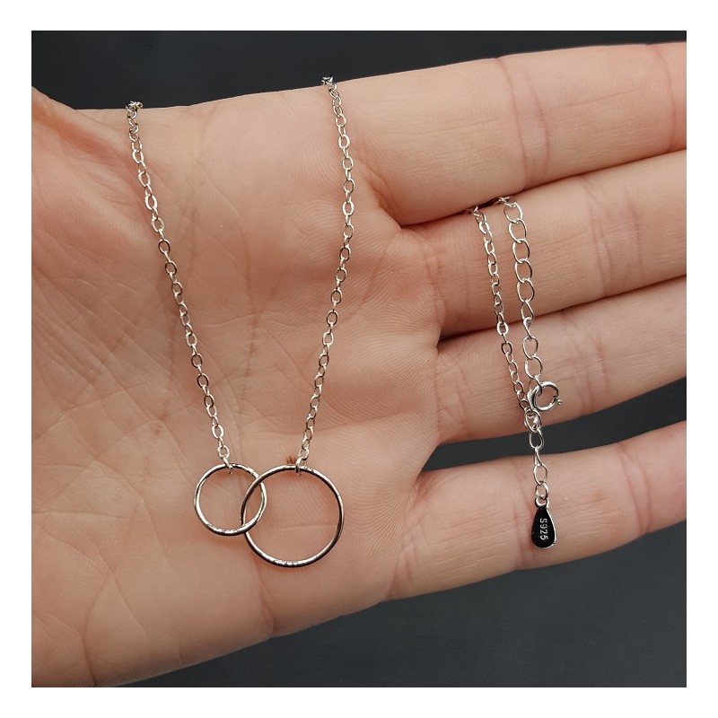 Zilveren ketting met twee cirkels