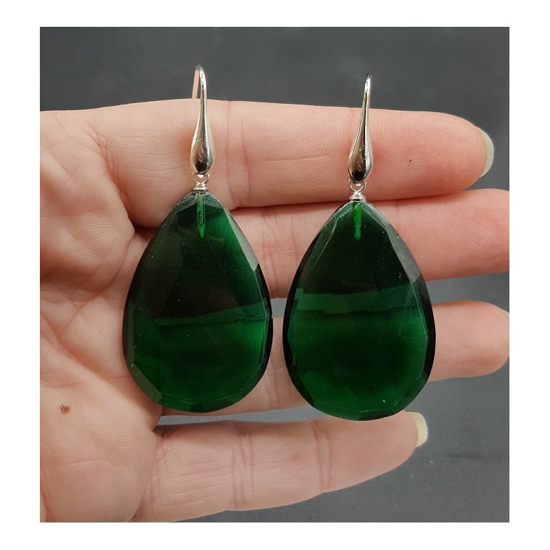 Zilveren oorbellen met grote Emerald groene quartz briolet