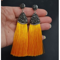 Tassel oorbellen van satijndraad en kristallen oranje