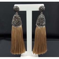 Tassel oorbellen van satijndraad en kristallen beige
