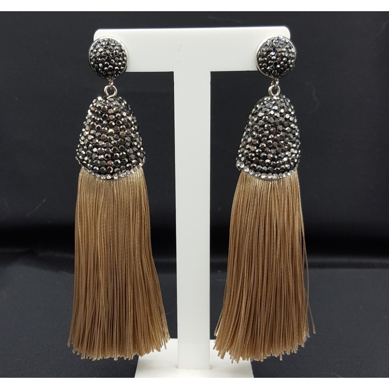 Tassel oorbellen van satijndraad en kristallen beige