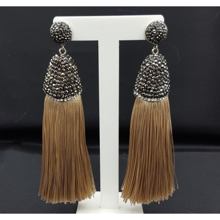 Tassel oorbellen van satijndraad en kristallen beige