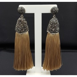 Tassel oorbellen van satijndraad en kristallen beige