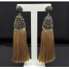 Tassel oorbellen van satijndraad en kristallen beige