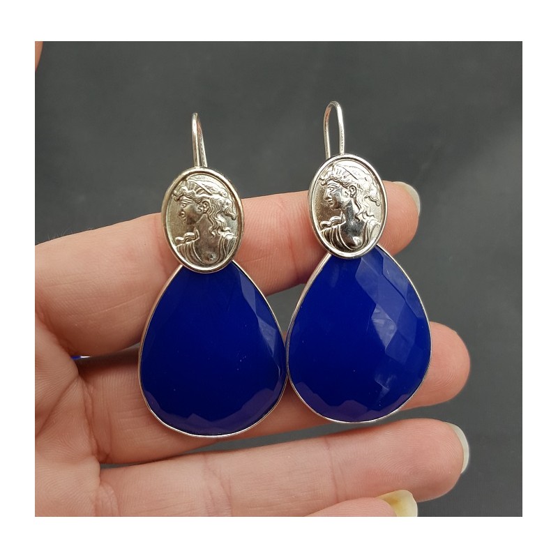 Zilveren oorbellen met grote kobalt blauwe Chalcedoon en Cameo
