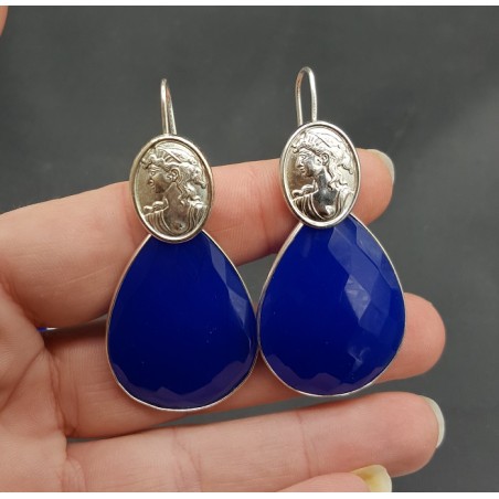 Zilveren oorbellen met grote kobalt blauwe Chalcedoon en Cameo