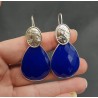 Zilveren oorbellen met grote kobalt blauwe Chalcedoon en Cameo