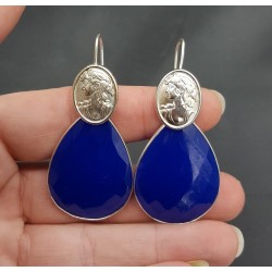 Zilveren oorbellen met grote kobalt blauwe Chalcedoon en Cameo