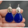Zilveren oorbellen met grote kobalt blauwe Chalcedoon en Cameo