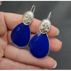 Zilveren oorbellen met grote kobalt blauwe Chalcedoon en Cameo