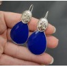 Zilveren oorbellen met grote kobalt blauwe Chalcedoon en Cameo