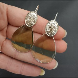 Zilveren oorbellen met grote groene Amethist quartz en Cameo