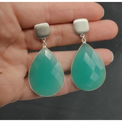 Zilveren oorbellen met aqua Chalcedoon briolet