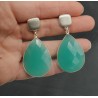 Zilveren oorbellen met aqua Chalcedoon briolet