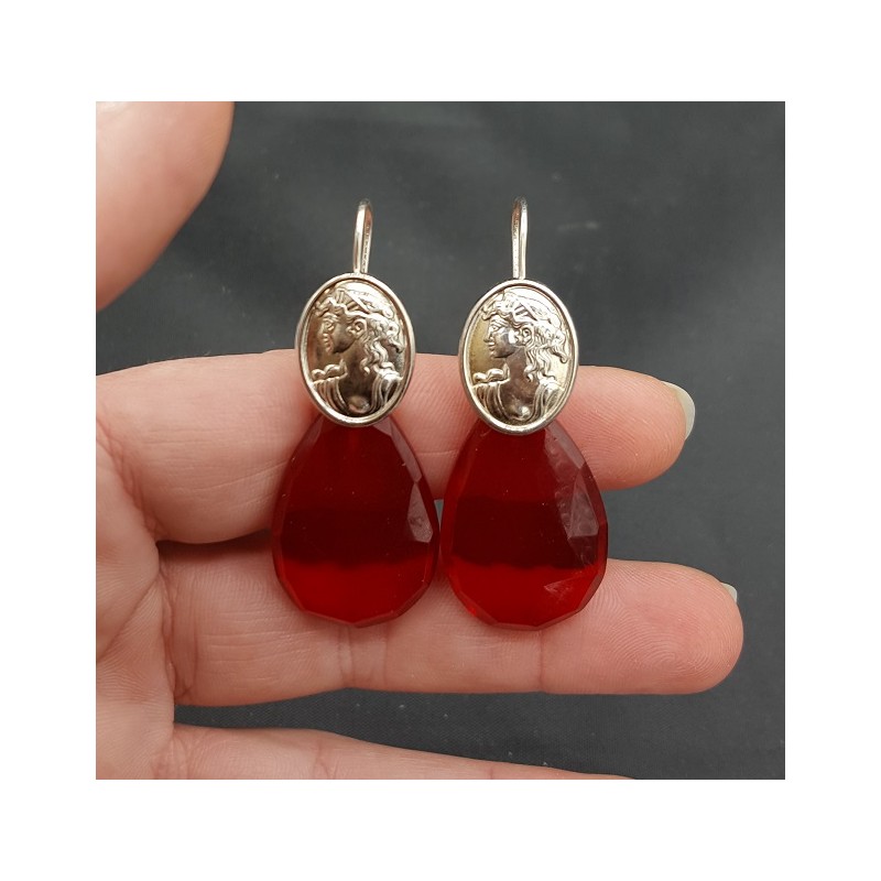 Zilveren oorbellen met Granaat rode quartz en cameo