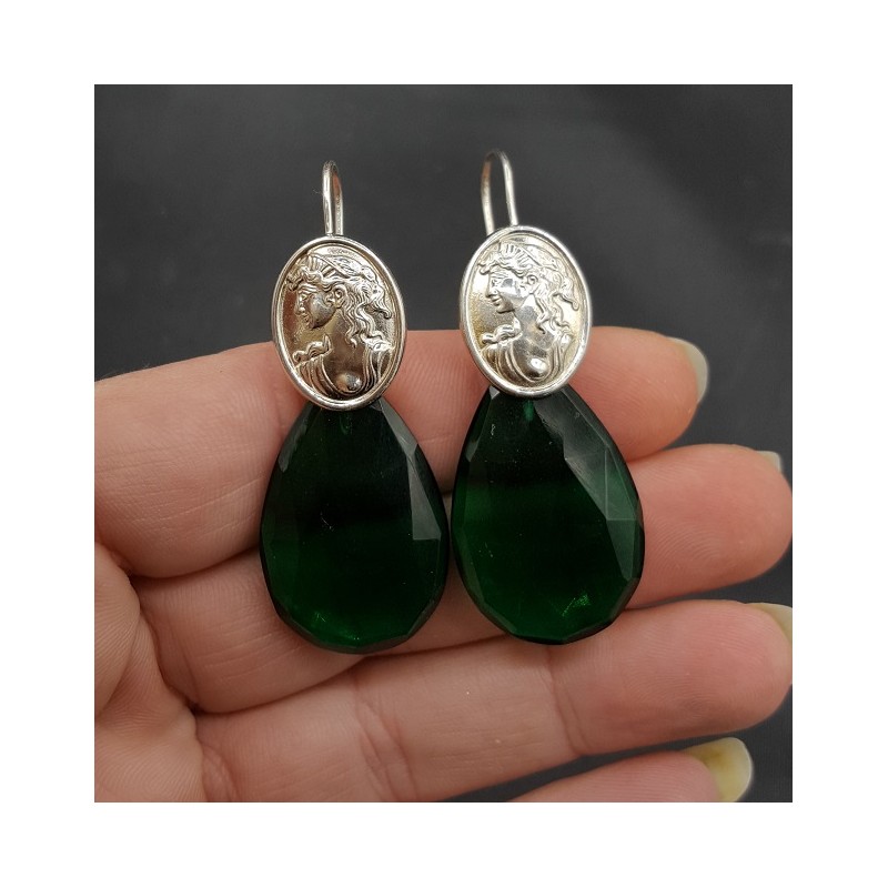 Zilveren oorbellen met Emerald groene quartz en cameo