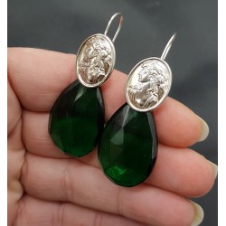 Zilveren oorbellen met Emerald groene quartz en cameo