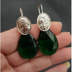 Zilveren oorbellen met Emerald groene quartz en cameo