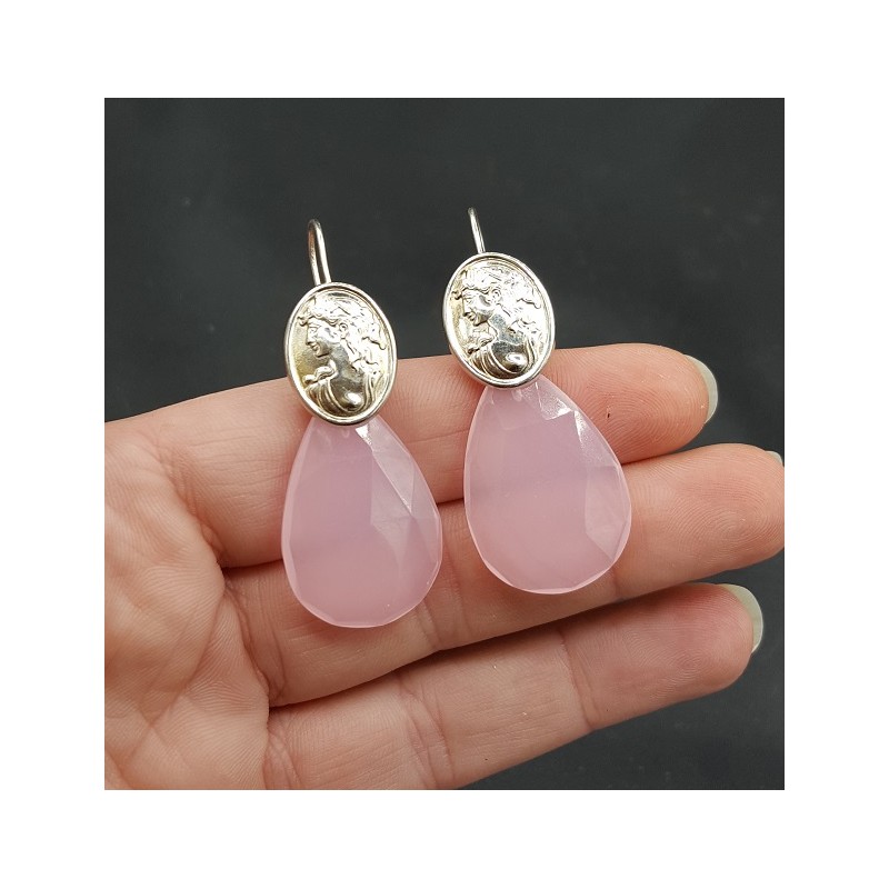 Zilveren oorbellen met roze Chalcedoon en cameo
