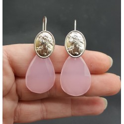 Zilveren oorbellen met roze Chalcedoon en cameo