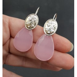 Zilveren oorbellen met roze Chalcedoon en cameo