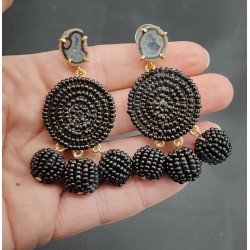 Zwarte beaded oorbellen en Agaat geode