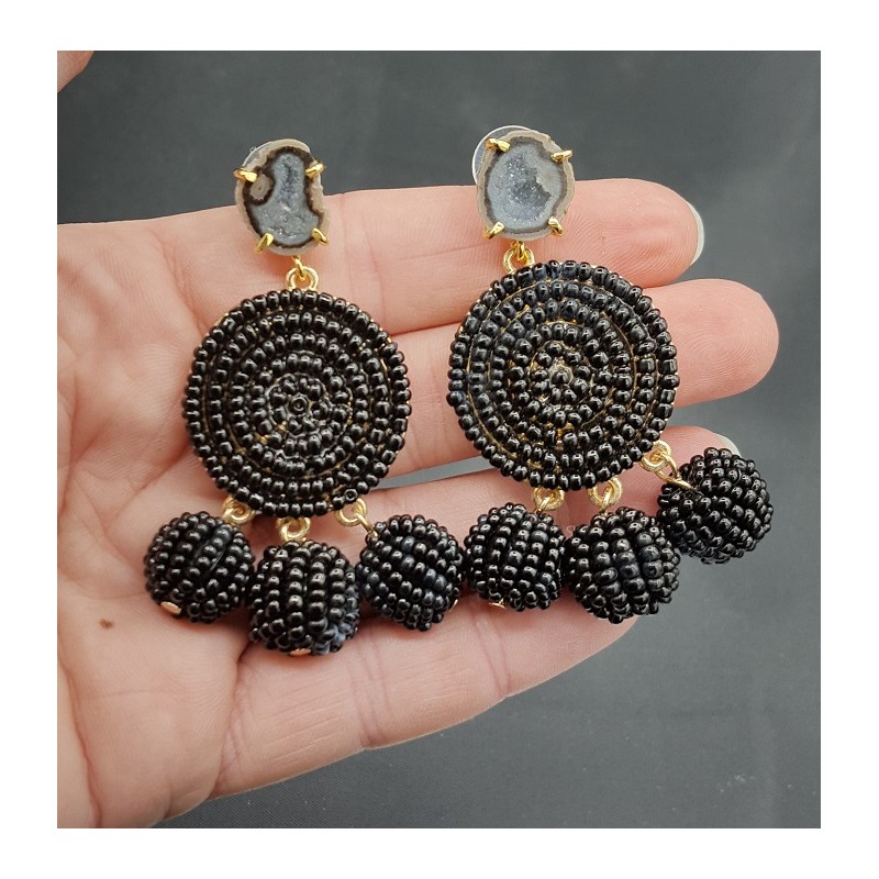 Zwarte beaded oorbellen en Agaat geode