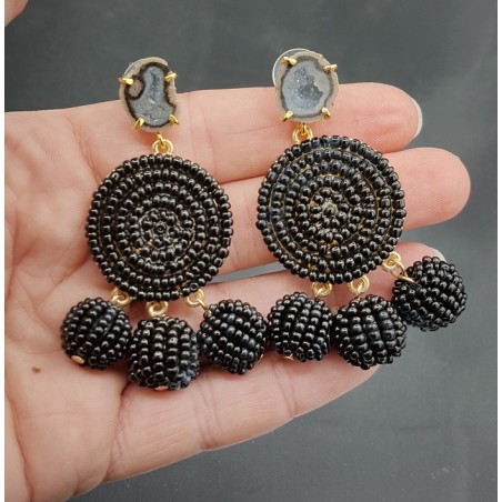 Zwarte beaded oorbellen en Agaat geode