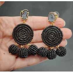 Zwarte beaded oorbellen en Agaat geode