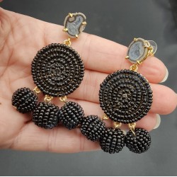 Zwarte beaded oorbellen en Agaat geode