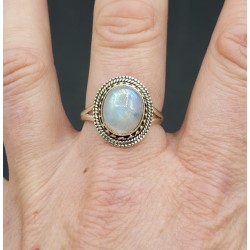 Zilveren ring gezet met cabochon ovale regenboog Maansteen