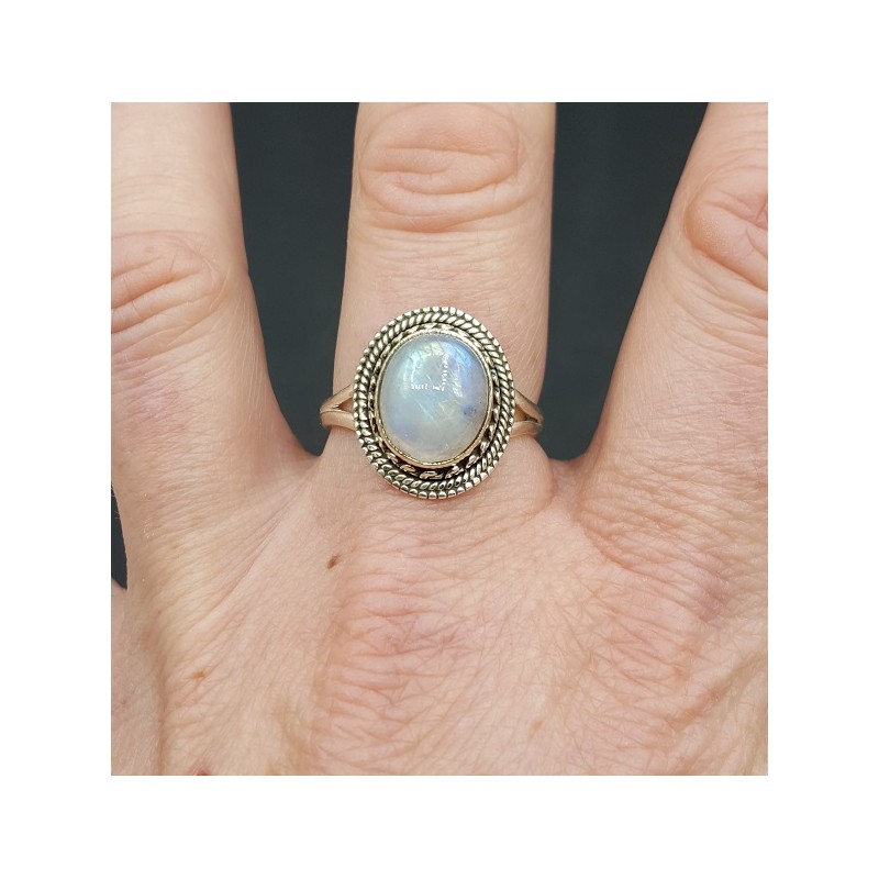 Zilveren ring gezet met cabochon ovale regenboog Maansteen