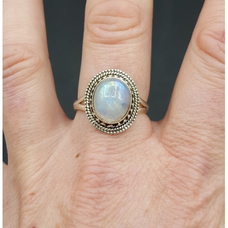 Zilveren ring gezet met cabochon ovale regenboog Maansteen