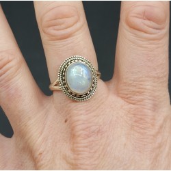Zilveren ring gezet met cabochon ovale regenboog Maansteen