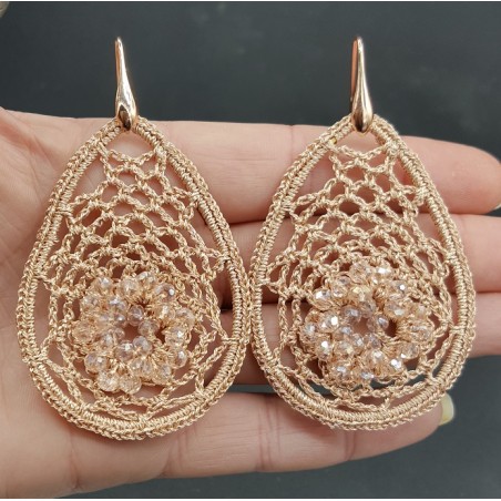 Oorbellen met zalm kleurige hanger van zijdedraad en kristallen