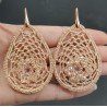 Oorbellen met zalm kleurige hanger van zijdedraad en kristallen