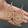 Oorbellen met zalm kleurige hanger van zijdedraad en kristallen