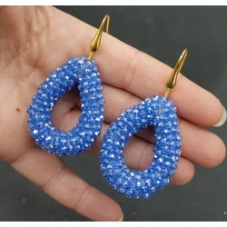 Vergulde oorbellen met open druppel licht blauwe sparkling kristallen