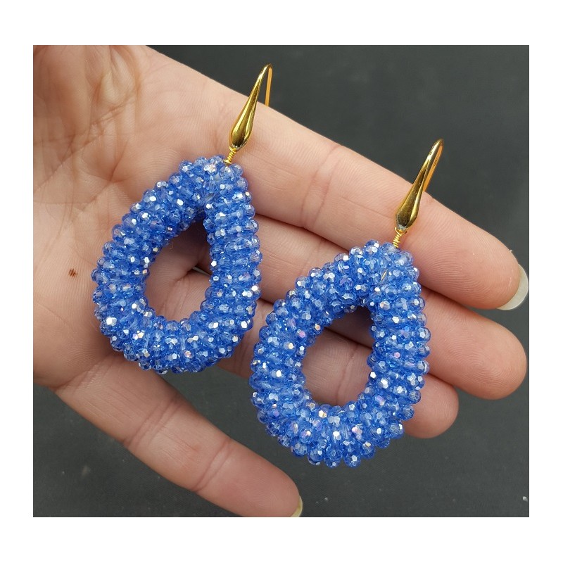 Vergulde oorbellen met open druppel licht blauwe sparkling kristallen