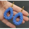 Vergulde oorbellen met open druppel licht blauwe sparkling kristallen