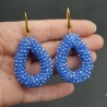 Vergulde oorbellen met open druppel licht blauwe sparkling kristallen