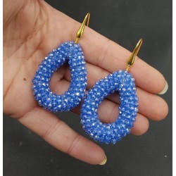 Vergulde oorbellen met open druppel licht blauwe sparkling kristallen